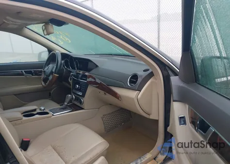 2013 Mercedes-Benz C 250 Luxury z USA, uszkodzony, nr VIN WDDGF4HB7DA785133